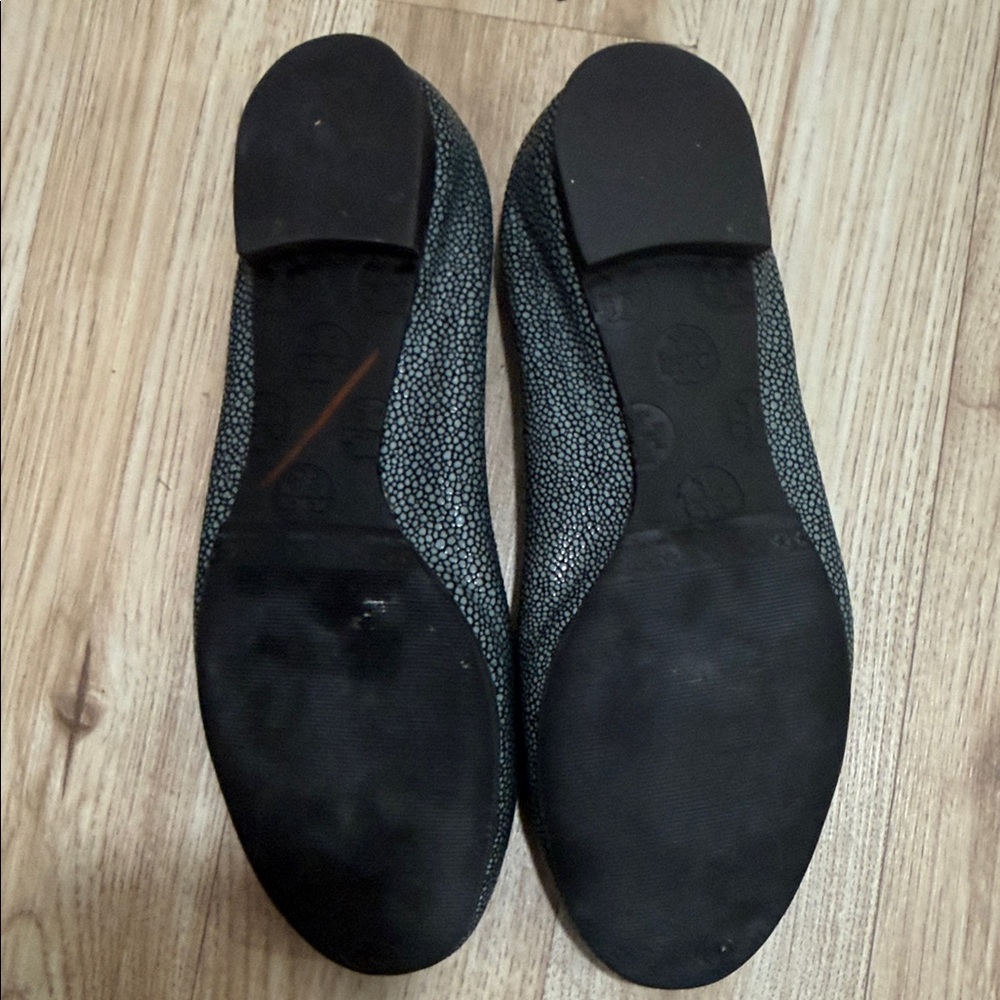 Tory Burch Riva Ballet Flats Women’s Size 9 Gray Pebbled Leather Logo Medallion - Picture 3 of 4